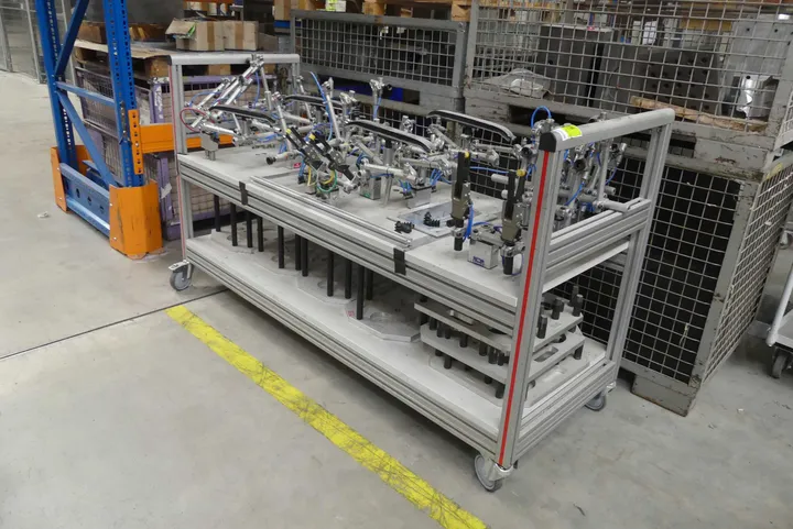 Montagewagen mit Inhalt (Industriemodule) Maße in cm ca. 200 x 70